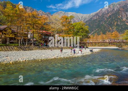 Die Berggipfel Hotaka und der Fluss Azusa Stockfoto