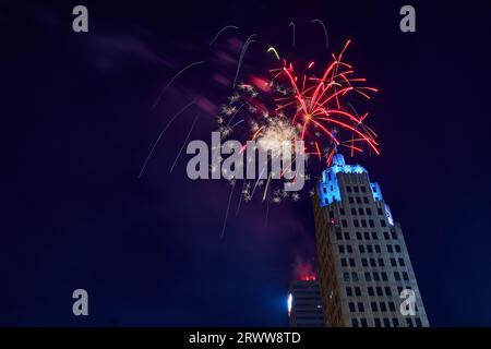 4. Juli im Stadtzentrum von Fort Wayne Lincoln Tower mit blauen Lichtern und rotem Feuerwerk am Nachthimmel Stockfoto
