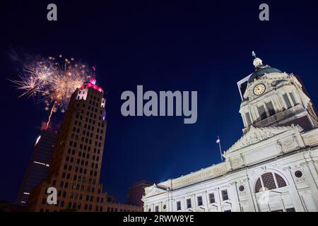 Die Wolkenkratzer von Fort Wayne und das Gerichtsgebäude am 4. Juli mit einem Feuerwerk hinter dem Lincoln Tower Stockfoto