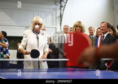 Königin Camilla spielt Tischtennis neben Brigitte Macron, während eines Besuchs eines lokalen Jugendsportverbands in Saint-Denis, Paris, am zweiten Tag des Staatsbesuchs in Frankreich. Bilddatum: Donnerstag, 21. September 2023. Stockfoto