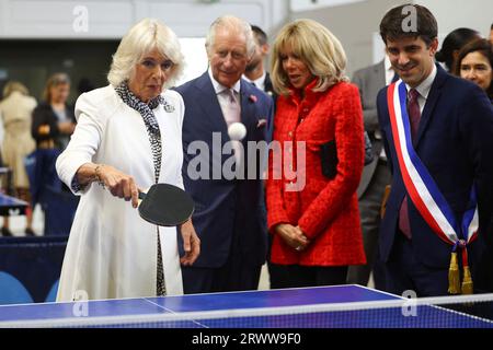 Königin Camilla spielt Tischtennis neben König Charles, Brigitte Macron, während eines Besuchs eines lokalen Jugendsportverbands in Saint-Denis, Paris, am zweiten Tag des Staatsbesuchs in Frankreich. Bilddatum: Donnerstag, 21. September 2023. Stockfoto