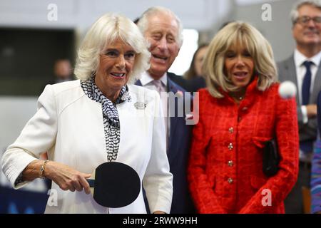Königin Camilla spielt Tischtennis neben König Charles, Brigitte Macron, während eines Besuchs eines lokalen Jugendsportverbands in Saint-Denis, Paris, am zweiten Tag des Staatsbesuchs in Frankreich. Bilddatum: Donnerstag, 21. September 2023. Stockfoto