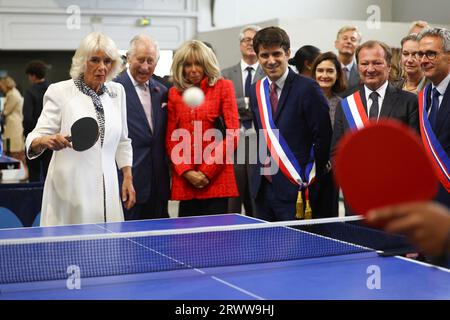 Königin Camilla spielt Tischtennis neben König Charles, Brigitte Macron, während eines Besuchs eines lokalen Jugendsportverbands in Saint-Denis, Paris, am zweiten Tag des Staatsbesuchs in Frankreich. Bilddatum: Donnerstag, 21. September 2023. Stockfoto