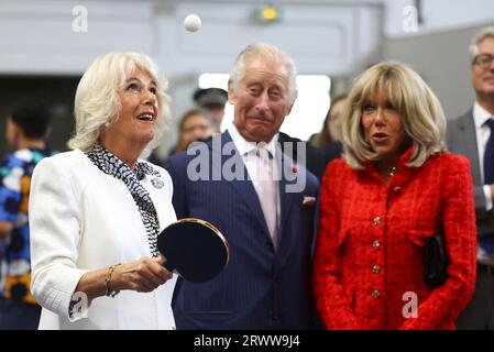 Königin Camilla spielt Tischtennis neben König Charles, Brigitte Macron, während eines Besuchs eines lokalen Jugendsportverbands in Saint-Denis, Paris, am zweiten Tag des Staatsbesuchs in Frankreich. Bilddatum: Donnerstag, 21. September 2023. Stockfoto