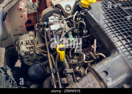 Dieselmotor eines Personenkraftwagens ohne Abdeckung. Motorraum mit vielen Rohren, Drähten, Teilen. Kfz-Werkstatt, Kfz-Wartung. Stockfoto