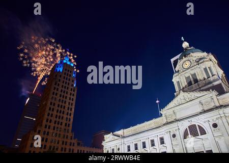 Blaue Lichter am Lincoln Tower mit goldenem Feuerwerk am 4. Juli und beleuchtetem Gerichtsgebäude Stockfoto