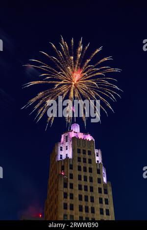 Im Zentrum von Fort Wayne Lincoln Tower mit violetten Lichtern und goldenem Feuerwerk am 4. Juli Stockfoto