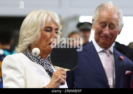 Königin Camilla spielt Tischtennis neben König Karl III., während sie lokale Jugendsportverbände in Saint-Denis, Paris, am zweiten Tag des Staatsbesuchs in Frankreich treffen. Bilddatum: Donnerstag, 21. September 2023. Stockfoto