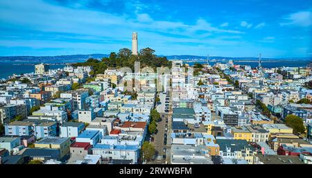 Aus der Luft der Häuser und der Straße, die zum Telegraph Hill und Coit Tower mit Blick auf die Bucht führt Stockfoto