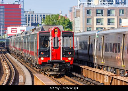 New York City, USA - 11. Mai 2023: Metro-North Railroad Pendlerzüge Öffentliche Verkehrsmittel am Bahnhof Harlem 125. Street in New York, Stockfoto