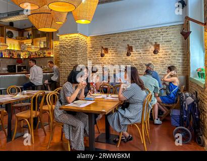 Sevilla, Spanien, Mittlere Menschenmenge, Asiatische Touristen, Frauen, gemeinsame Mahlzeiten, innen, zeitgenössisches spanisches Bistro-Restaurant, 'La Brunilda' Stockfoto