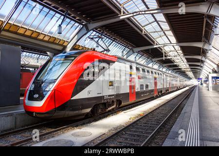 Zürich, Schweiz - 10. August 2023: InterRegio-Zugtyp Bombardier Twindexx der SBB Schweizerische Bundesbahnen am Hauptbahnhof Zürich, Stockfoto