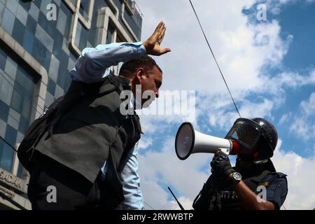 Nepal. September 2023. Am 21. September 2023 in Kathmandu, Nepal. Ein nepalesisches Polizeipersonal warnt den nepalesischen Lehrer, der der Nepal Teacher's Association (NTA) angehört, während er gegen die Änderung des „School Education Bill“ in der Nähe des bundesparlaments protestiert. Der Änderungsantrag zum "Gesetz über die Schulbildung" wurde Anfang dieser Woche im Parlament registriert. Der Verband führte einen Protest durch, nachdem die Regierung ihren Forderungen gemäß der Vereinbarung nicht nachgekommen war. (Foto: Abhishek Maharjan/SIPA USA) Credit: SIPA USA/Alamy Live News Stockfoto