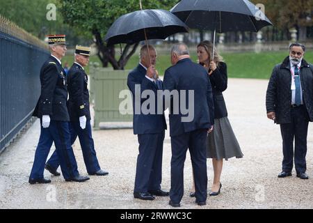 Großbritannien, König Karl III., spricht mit dem Präsidenten der französischen Nationalversammlung, Yael Braun-Pivet, und dem französischen Senatspräsidenten Gerard Larcher, während er mit seiner Frau, Königin Camilla, nach einem Gespräch mit Senatoren und Mitgliedern der Nationalversammlung im französischen Senat geht, das erste Mal, dass ein Mitglied der britischen Königsfamilie am 21. September 2023 aus der Senatskammer in Paris sprach. Der britische König Karl III. Und seine Frau Königin Camilla sind auf einem dreitägigen Staatsbesuch, der am 20. September 2023 beginnt, nach Paris und Bordeaux, sechs Monate nachdem Ausschreitungen und Streiks die Last-Minute-Frist erzwungen haben Stockfoto