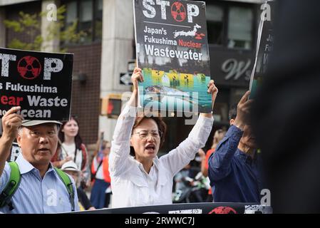 New York, New York - 17. September 2023: Wütende asiatische Demonstranten marschieren, während sie Schilder halten, um die Freisetzung von radioaktivem Abwasser aus Fukushima in den Ozean zu stoppen Stockfoto