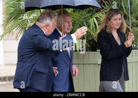 Großbritannien, König Karl III., spricht mit dem Präsidenten der französischen Nationalversammlung, Yael Braun-Pivet, und dem französischen Senatspräsidenten Gerard Larcher, während er mit seiner Frau, Königin Camilla, nach einem Gespräch mit Senatoren und Mitgliedern der Nationalversammlung im französischen Senat geht, das erste Mal, dass ein Mitglied der britischen Königsfamilie am 21. September 2023 aus der Senatskammer in Paris sprach. Der britische König Karl III. Und seine Frau Königin Camilla sind auf einem dreitägigen Staatsbesuch, der am 20. September 2023 beginnt, nach Paris und Bordeaux, sechs Monate nachdem Ausschreitungen und Streiks die Last-Minute-Frist erzwungen haben Stockfoto