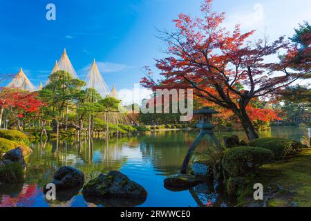 Kasumigaike-Teich und Herbstblätter im Kenrokuen-Garten im Herbst Stockfoto