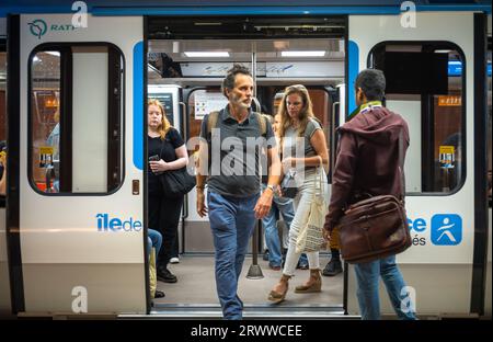 Passagiere steigen an der von Steampunk inspirierten Metro-Station Arts et Metiers in Paris, Frankreich, aus einer Pariser U-Bahn aus. Der Bahnhof, der tiefste in Paris, W Stockfoto