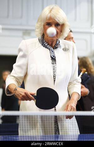 Königin Camilla spielt Tischtennis während eines Besuchs der örtlichen Jugendsportverbände in Saint-Denis, Paris, am zweiten Tag des Staatsbesuchs in Frankreich. Bilddatum: Donnerstag, 21. September 2023. Stockfoto
