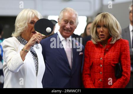 Königin Camilla spielt Tischtennis neben König Charles, Brigitte Macron, während eines Besuchs der örtlichen Jugendsportverbände in Saint-Denis, Paris, am zweiten Tag des Staatsbesuchs in Frankreich. Bilddatum: Donnerstag, 21. September 2023. Stockfoto