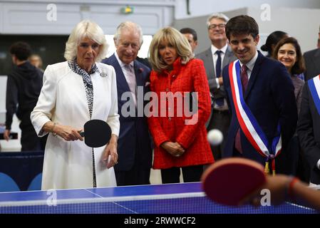 Königin Camilla spielt Tischtennis neben König Charles, Brigitte Macron, während eines Besuchs der örtlichen Jugendsportverbände in Saint-Denis, Paris, am zweiten Tag des Staatsbesuchs in Frankreich. Bilddatum: Donnerstag, 21. September 2023. Stockfoto