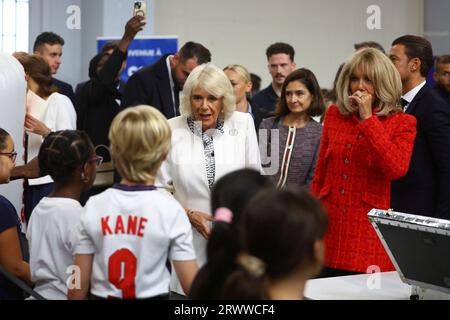 Königin Camilla spielt Tischtennis neben Brigitte Macron, während eines Besuchs lokaler Jugendsportverbände in Saint-Denis, Paris, am zweiten Tag des Staatsbesuchs in Frankreich. Bilddatum: Donnerstag, 21. September 2023. Stockfoto