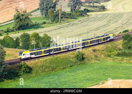 Lonsee, Deutschland - 21. Juli 2021: Regionalzug von bwegt, der von GoAhead auf der Filstalbahn in Lonsee betrieben wird. Stockfoto