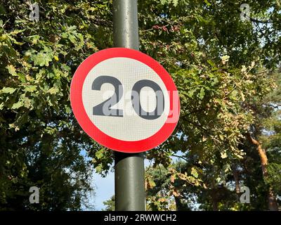 20 Meilen eine Stunde Verkehrszeichen Stockfoto