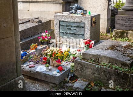 Blumen und Momentos auf dem Grab von Jim Morrison, dem Sänger und Frontmann der berühmten Band The Doors, der 1971 im Alter von 27 Jahren in Paris starb. Pro Stockfoto