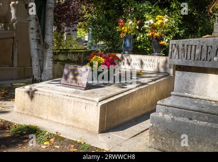 Blumen auf dem Grab des französischen Schauspielers und Sängers Yves Montand und seiner Frau, der Schauspielerin Simone Signoret, auf dem Friedhof Pere Lachaise in Paris, Fra Stockfoto