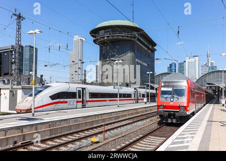 Frankfurt, Deutschland - 18. Juli 2023: ICE-Zug und Regionalzüge der DB Deutsche Bahn am Hauptbahnhof in Frankfurt. Stockfoto