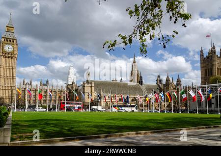 Internationale Flaggen am Parliament Square, vor den Houses of Parliament, Westminster, London, UK. Die Flaggen der europäischen Nation Stockfoto