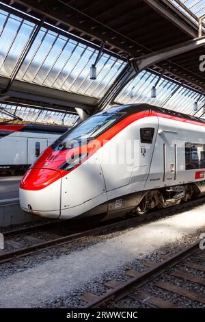 Zürich, Schweiz - 10. August 2023: Personenzug Typ Giruno von Stadler Rail der SBB Schweizerische Bundesbahnen am Hauptbahnhof in Zuric Stockfoto