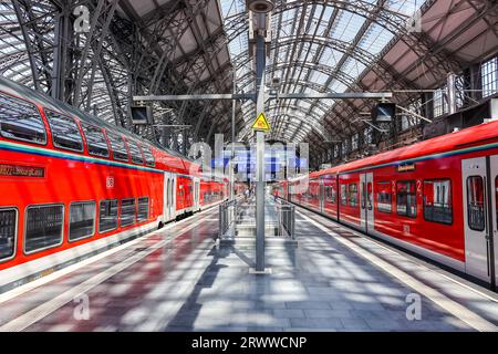 Frankfurt, Deutschland - 18. Juli 2023: Regionalzüge der DB Deutsche Bahn am Hauptbahnhof in Frankfurt. Stockfoto