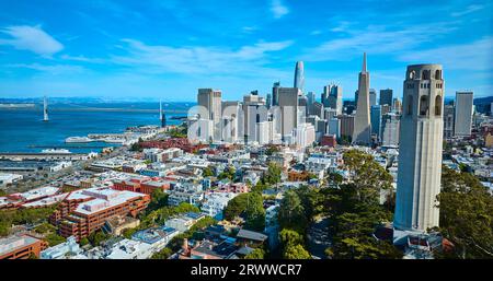 Telegraph Hill Aerial Coit Tower mit Blick auf die Wolkenkratzer von San Francisco und die Oakland Bay Bridge Stockfoto