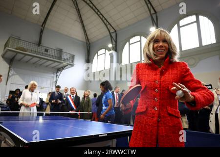 Königin Camilla spielt Tischtennis mit Brigitte Macron, während sie lokale Jugendsportverbände in Saint-Denis, Paris, am zweiten Tag des Staatsbesuchs in Frankreich trifft. Bilddatum: Donnerstag, 21. September 2023. Stockfoto