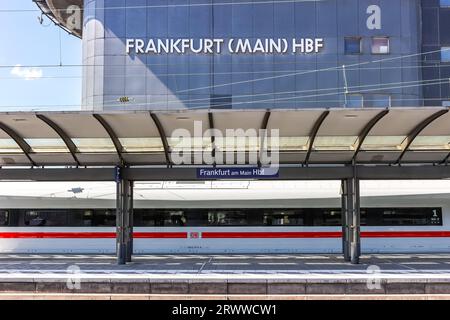 Frankfurt, Deutschland - 18. Juli 2023: ICE-Hochgeschwindigkeitszug der DB Deutsche Bahn am Hauptbahnhof in Frankfurt. Stockfoto