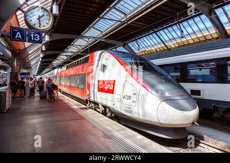 Zürich, Schweiz - 10. August 2023: TGV Lyria-Hochgeschwindigkeitszug der SNCF am Hauptbahnhof in Zürich, Schweiz. Stockfoto