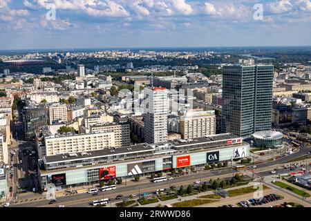 Blick in Richtung Osten des Stadtzentrums vom Kulturpalast in Warschau, Polen Stockfoto