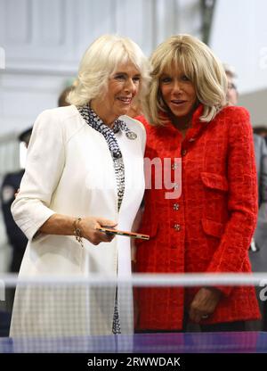 Königin Camilla spielt Tischtennis neben Brigitte Macron, während sie lokale Jugendsportverbände in Saint-Denis, Paris, am zweiten Tag des Staatsbesuchs in Frankreich treffen. Bilddatum: Donnerstag, 21. September 2023. Stockfoto