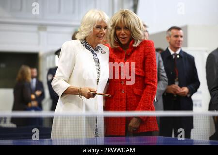 Königin Camilla spielt Tischtennis neben Brigitte Macron, während sie lokale Jugendsportverbände in Saint-Denis, Paris, am zweiten Tag des Staatsbesuchs in Frankreich treffen. Bilddatum: Donnerstag, 21. September 2023. Stockfoto