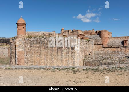 Die Mauern des Forteresse de Salses (auch Forteresse de Salses genannt), einer katalanischen Festung in der Gemeinde Salses-le-Château. Stockfoto