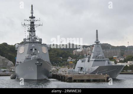 Yokusuka, Japan. September 2023. Japans Maritime Self-Defense Force (JMSDF), der Lenkflugkörper-Zerstörer der Kongo-Klasse Kirishima (DDG-174, L) und die Fregatte Kumano der Mogami-Klasse (FFM-2) sind am Donnerstag, den 21. September 2023, auf der JMSDF Yokosuka Naval Base in der Präfektur Kanagawa in Japan vor Anker gestellt. Foto von Keizo Mori/UPI Credit: UPI/Alamy Live News Stockfoto