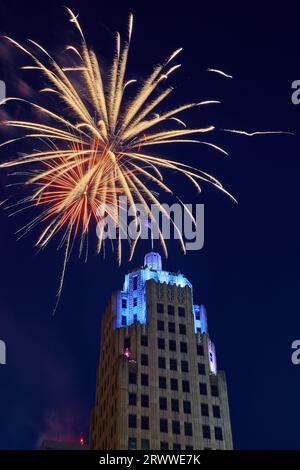 Im Zentrum von Fort Wayne Lincoln Tower mit blauen Lichtern und goldenem Feuerwerk am 4. Juli Stockfoto