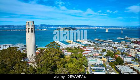 Coit Tower mit Blick auf die Bucht von San Francisco und Oakland Bay Bridge Stockfoto