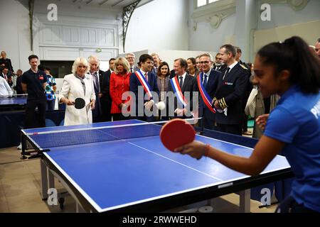 Königin Camilla spielt Tischtennis neben Brigitte Macron, während sie lokale Jugendsportverbände in Saint-Denis, Paris, am zweiten Tag des Staatsbesuchs in Frankreich treffen. Bilddatum: Donnerstag, 21. September 2023. Stockfoto