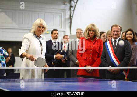 Königin Camilla spielt Tischtennis neben Brigitte Macron, während sie lokale Jugendsportverbände in Saint-Denis, Paris, am zweiten Tag des Staatsbesuchs in Frankreich treffen. Bilddatum: Donnerstag, 21. September 2023. Stockfoto