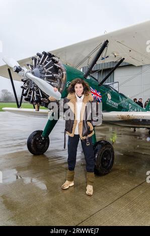 Pilot Tracey Curtis-Taylor nach der Landung am Ende eines 7000 Meilen langen Fluges von Kapstadt, Südafrika, in einem alten Boeing Stearman-Doppeldecker Stockfoto