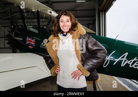 Pilot Tracey Curtis-Taylor nach der Landung am Ende eines 7000 Meilen langen Fluges von Kapstadt, Südafrika, in einem alten Boeing Stearman-Doppeldecker Stockfoto