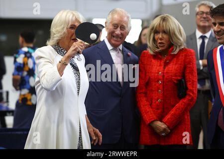 Königin Camilla spielt Tischtennis neben König Charles III., Brigitte Macron, während sie lokale Jugendsportverbände in Saint-Denis, Paris, am zweiten Tag des Staatsbesuchs in Frankreich treffen. Bilddatum: Donnerstag, 21. September 2023. Stockfoto